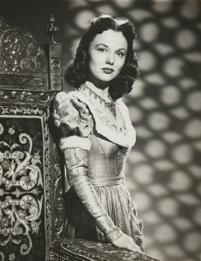 Photos of Wanda Hendrix in the 1940s and ’50s Vintage Everyday