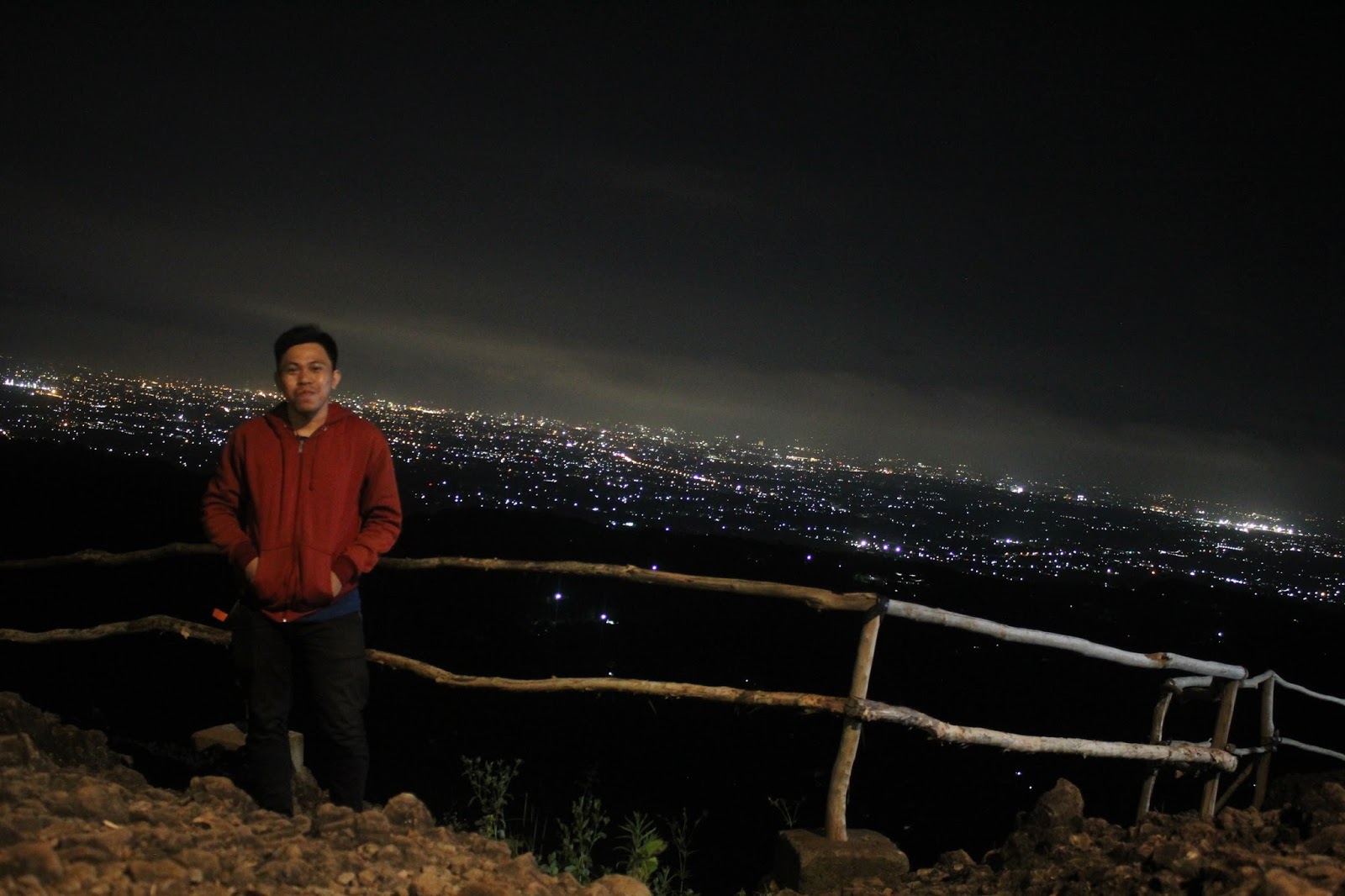 Hutan Pinus Pengger Yang Hits Di Malam Hari