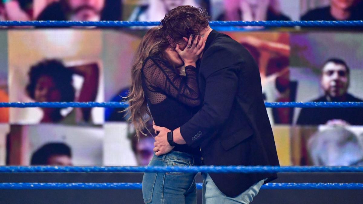 Aalyah Mysterio e Murphy se beijam durante o WWE SmackDown