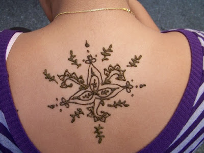 Hari-hari ini, tato henna tidak hanya ditempatkan pada tangan dan kaki tetapi juga pada lengan, bahu, punggung, pergelangan kaki dan bagian lain dari tubuh.