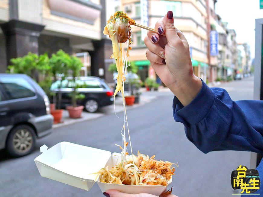 高雄章魚燒／下午才營業只賣4小時／限量供應晚來吃不到／當天採買新鮮章魚／每日隨機四種口味／隱藏版不定期推出／堅持現點現做／附贈自製小菜