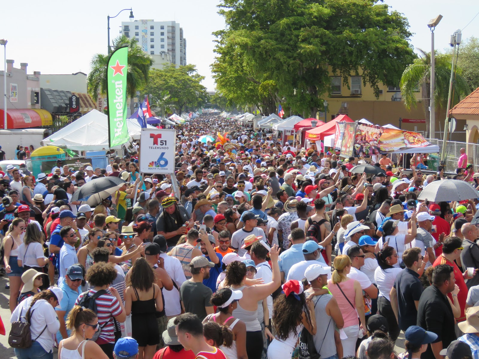 Bonao Internacional GALERIA FESTIVAL DE CALLE OCHO , EN MIAMI , FLORIDA