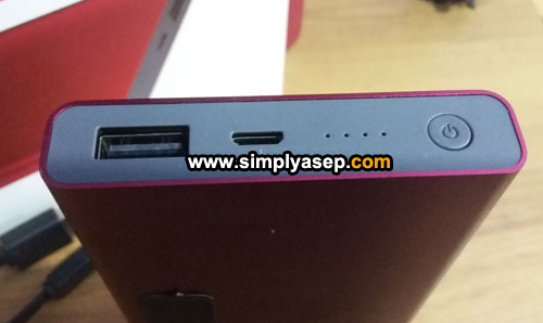 ASUS ZenPower Slim 6000 memiliki dua socket untuk pengisian ulang Unit dan mengisi perangkat . lainnya. Foto Asep Haryono