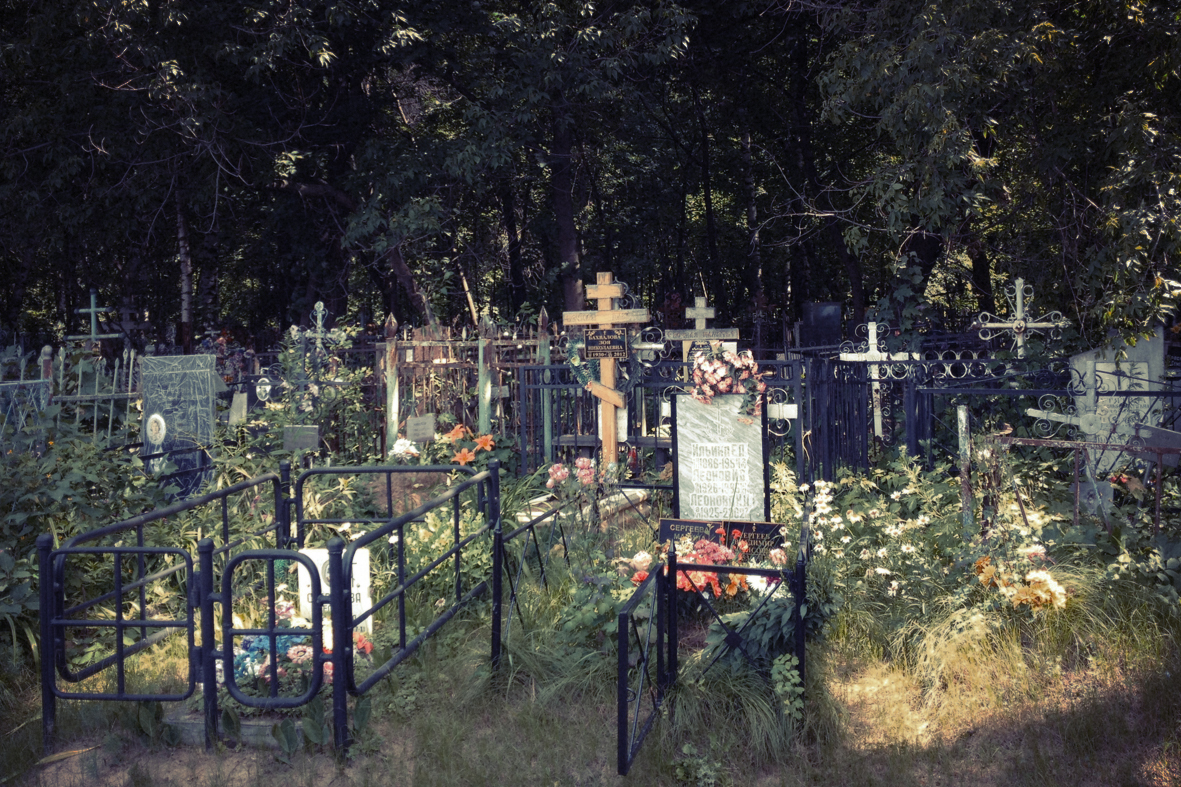 Кладбище во сне для женщины и могилы. Кладбище в России. Приснилось кладбище. Российское кладбище ночью. Снится кладбище и могилы.