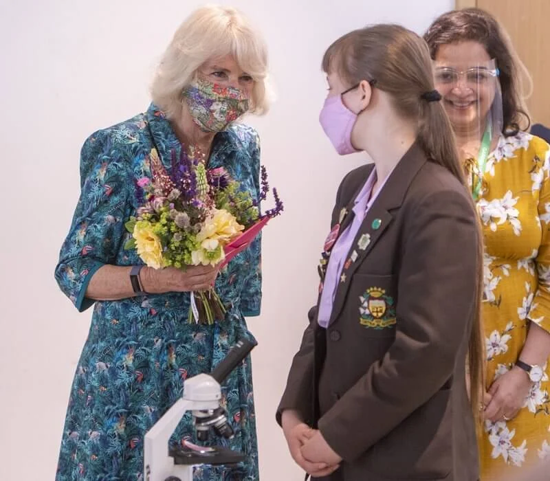 The Duchess wore a new floral print silk shirt dress. The Duchess carried a totally on-trend woven bag from Bottega Veneta