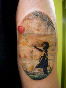 Tatuaje de niña dejando ir el globo