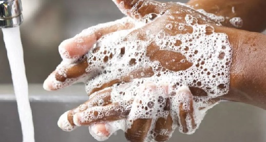 моет руки мылом