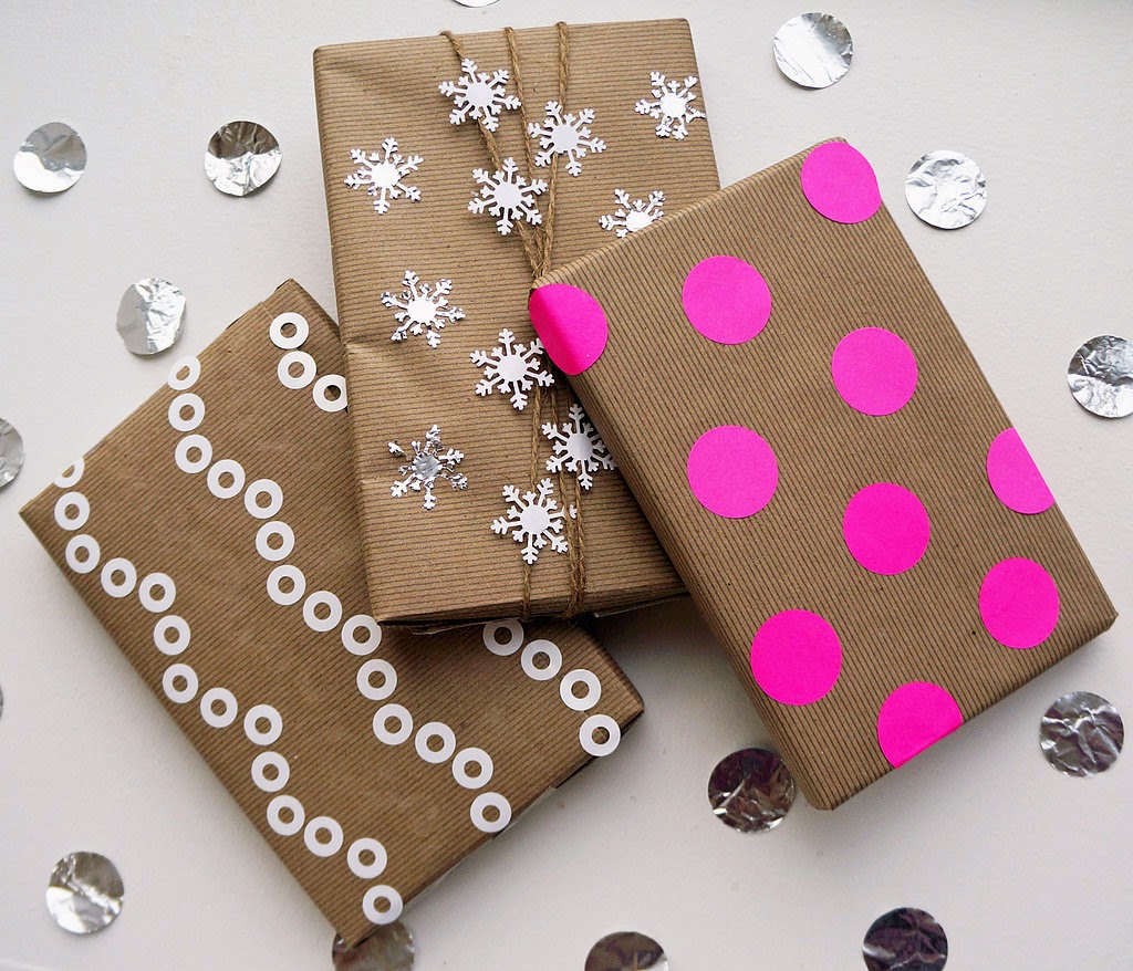 Envolver regalos con papel kraft en Recicla Inventa