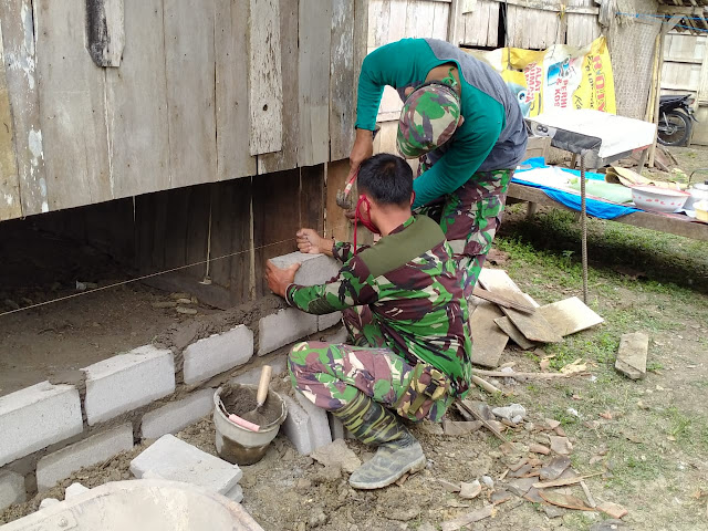 Dengan Berpakaian Atribut TNI Prajurit ini Tidak Ada Rasa Canggung atau Malu Dalam Bekerja Pembangunan TMMD – 108