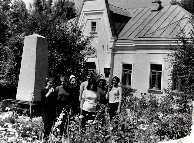 Екскурсія до Літературно-меморіального музею Тараса Шевченка в селі Шевченкове (1971)