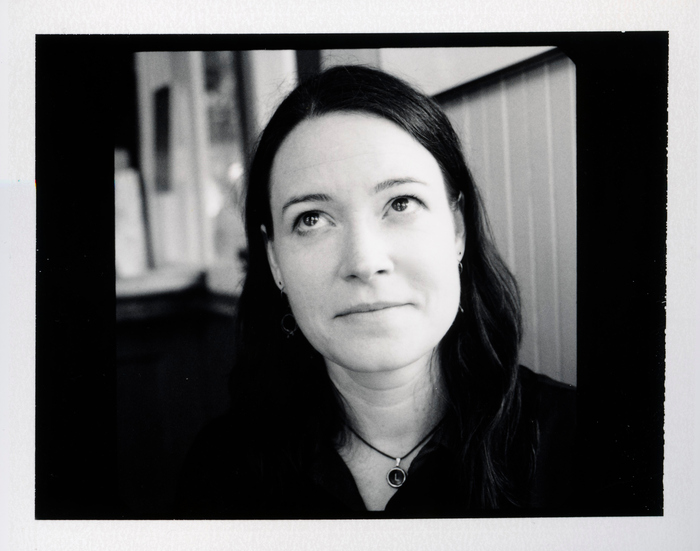 Review THE PASSENGER by Lisa Lutz The Lovely Books