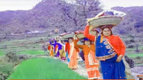 कुमाऊं में विवाहिताओं को चैत्र माह में "भिटौली" या "भिटौई" देने की परंपरा है, Bhitauli is a tradition of Kumaon region, gifts presented to married girl by her parents in Chaitra month of Indian Calender
