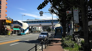 大阪港駅１番出入口(右)２番出入口(左)