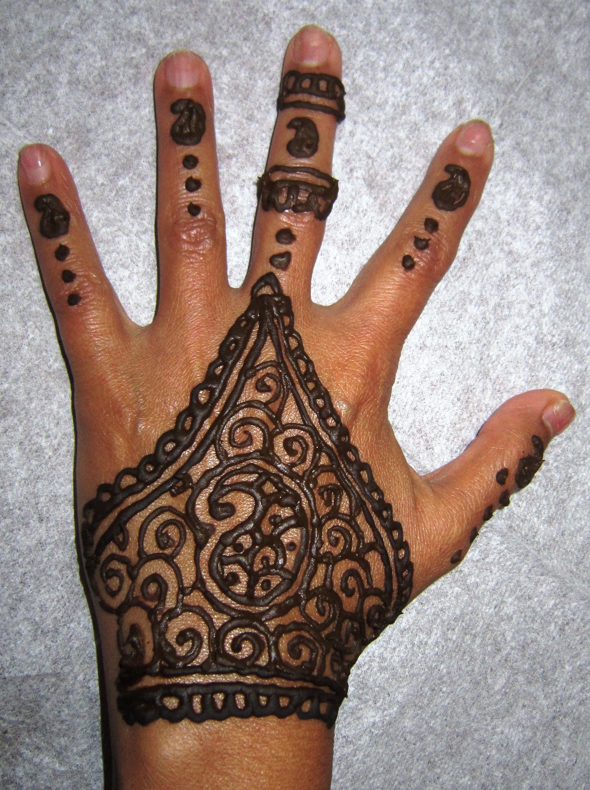 Painting with Sella Henna Show at Eagle Heights