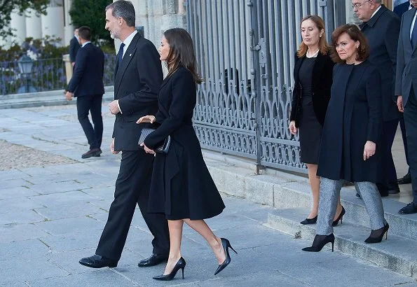 Queen Letizia wore Carolina Herrera black a-line belted coat, Gold And Roses double daga earrings