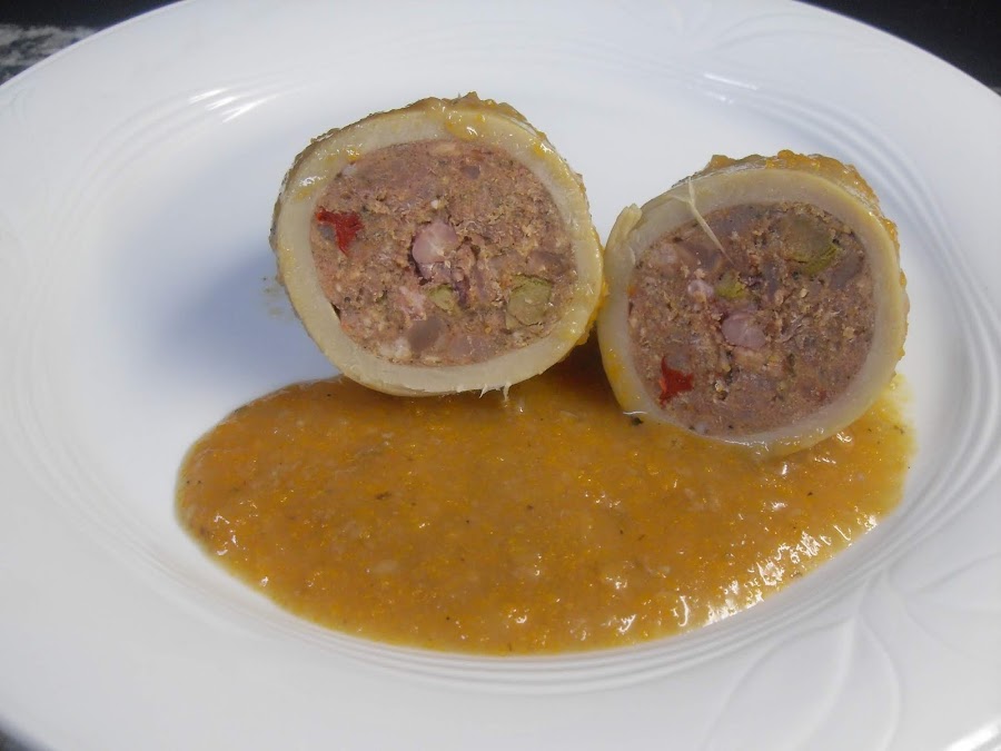 Calamar relleno partido por la mitad con salsa