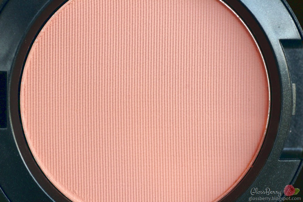 mac melba peachy natural everyday blush skin review swatches סומק מאק מלבה אפרסק קוראל קורל מט מומלץ מאט טבעי יום יום סקירה בלוג איפור וטיפוח גלוסברי glossberry beauty blog