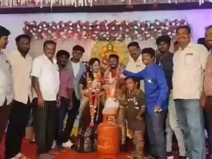 Amid soaring fuel prices, Tamil Nadu couple receive petrol, gas cylinder and onions as wedding gifts - WATCH, Chennai, News, Lifestyle & Fashion, Marriage, Friends, Social Media, Video, National