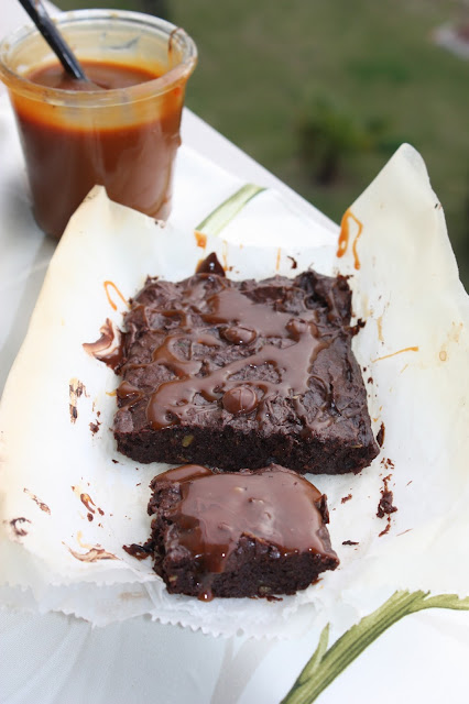 brownie de chocolate negro y aguacate (microondas) {y salsa de caramelo, toffee casero}