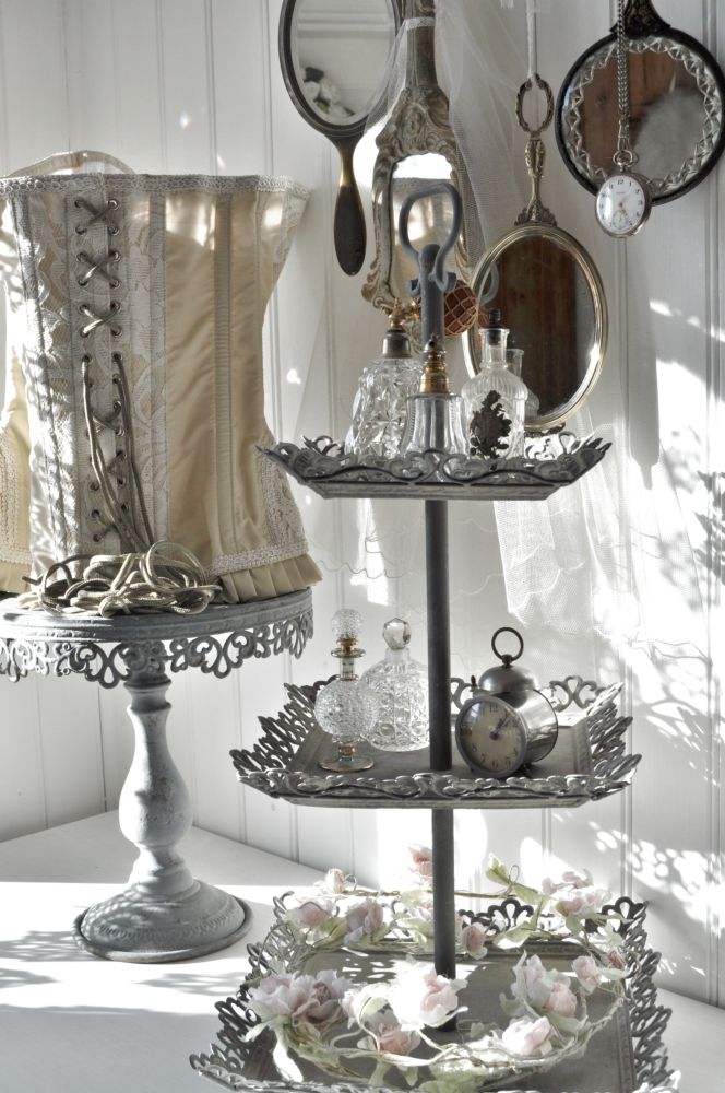 Inspiration i vitt: Parfymflaskor&hellip;.