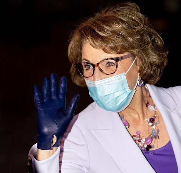 Princess Margriet is honorary president of the Dutch Red Cross. Princess wore a lilac blazer and skirt suit. She carries lilac satin clutch bag