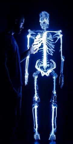 eric franklin escultura esqueleto luz neon caveira