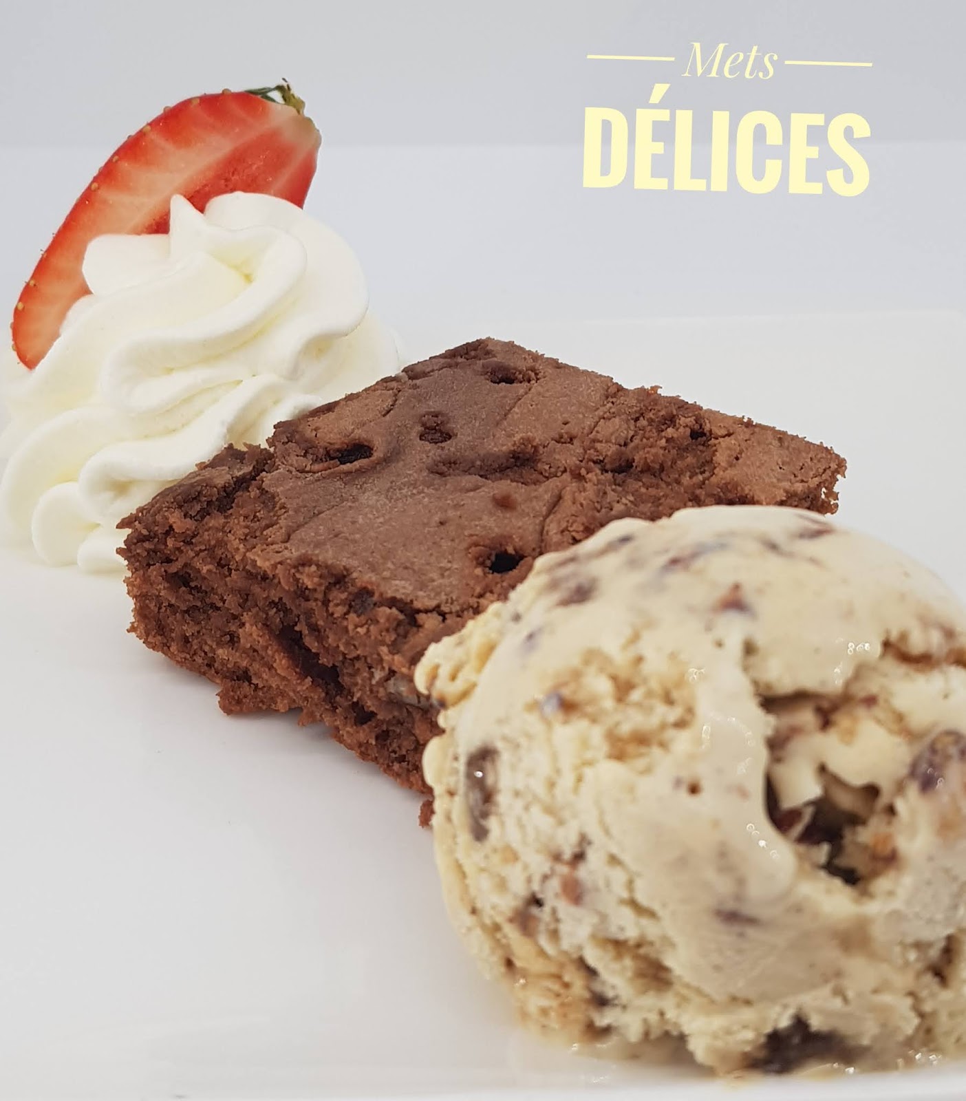 Brownie à la glace vanille pécan caramélisée.