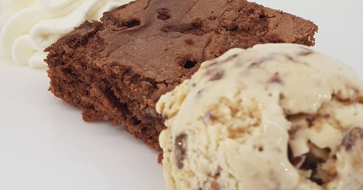 Brownie à la glace vanille pécan caramélisée.