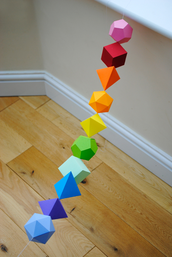 أشكال هندسية من الكارتون المقوى الملون