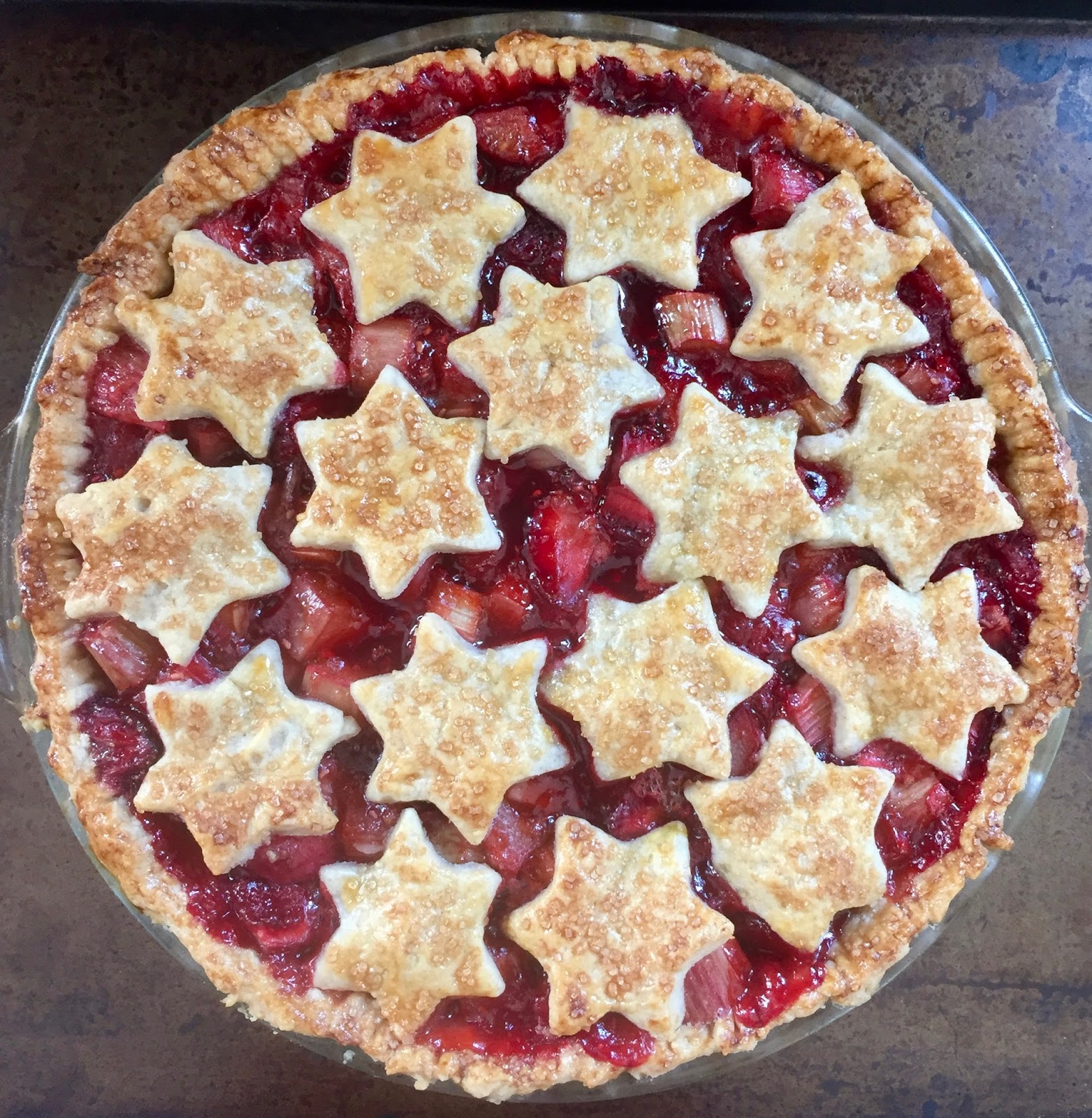 Brot &amp; Meer: ENDLICH FRÜHLING - ERDBEER-RHABARBER PIE!