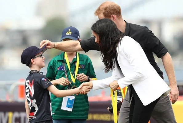 Meghan Markle wore Altuzarra Acacia blazer,  Mother Denim Looker skinny jeans, Illesteva palm beach sunglasses