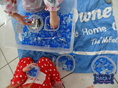 Arctic themed sensory play activity is so easy and so fun!