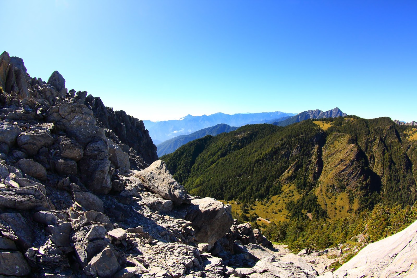 南湖大山群峰前往馬比杉山的稜線