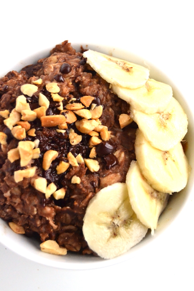 Chocolate Peanut Butter Banana Oatmeal is ready in 5 minutes, packed full of flavor for a nutritious breakfast that tastes like dessert. Filled with oats, omega-3 rich flax and chia seeds, cocoa powder, peanut butter and bananas. www.nutritionistreviews.com