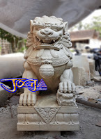 Patung singa samsi dibuat dari batu alam paras jogja atau batu putih gunungkidul, yogyakarta.