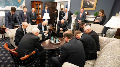 Wakil Presiden Mike Pence Diejek Karena Berdoa Bersama Satgas Coronavirus