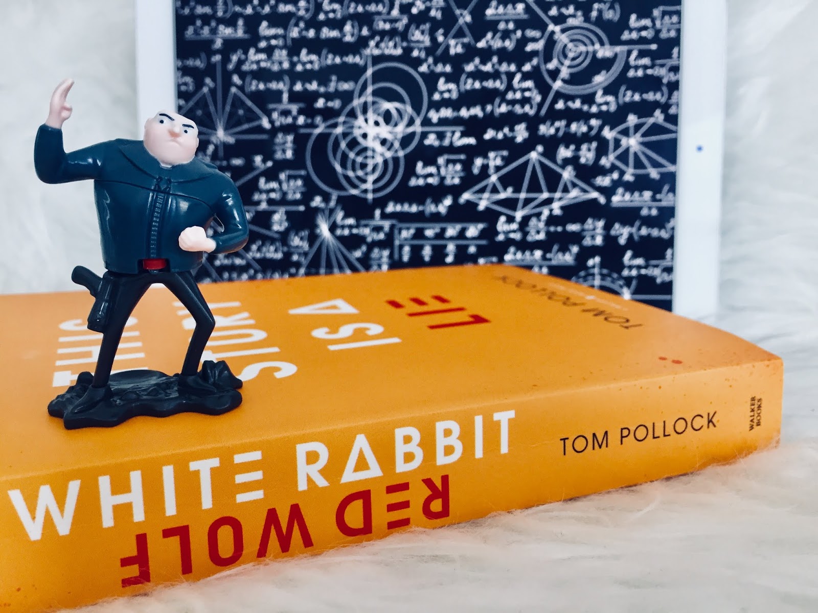 Book Review: White Rabbit Red Wolf by Tom Pollock - Alba in bookland