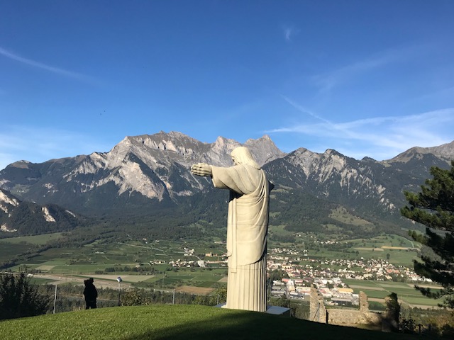 スイス、バートラガツのホテル　シュロス・ワーテンスタインの裏庭に立つ巨大なキリスト像