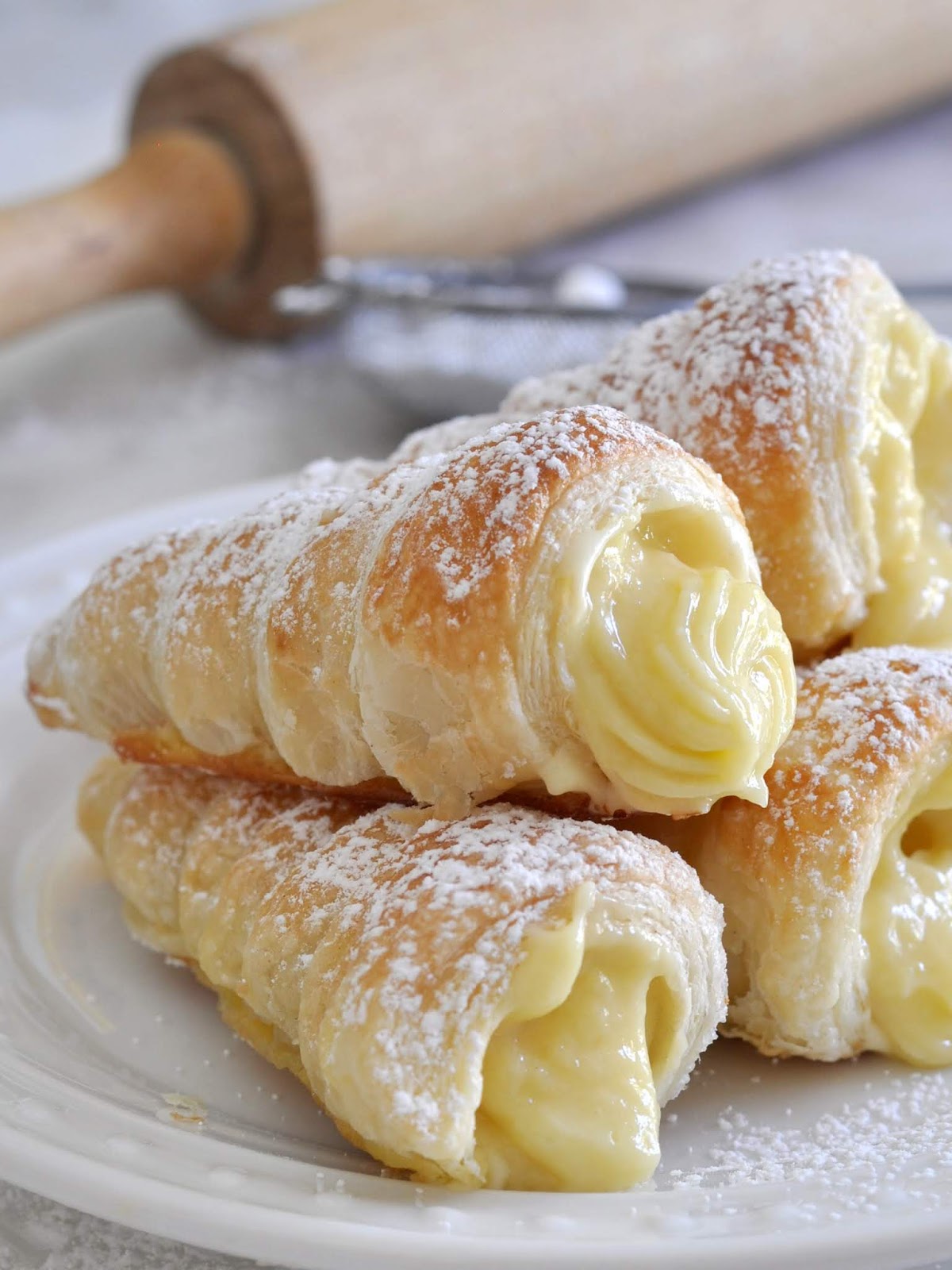 Italian Cream Stuffed Cannoncini (Puff Pastry Horns) THE COUNTRY FOOD