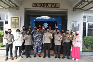 Kapolresta Cirebon Beri Kejutan Danlanal Cirebon HUT ke-75 TNI AL Kapolresta Cirebon Beri Kejutan Danlanal Cirebon HUT ke-75 TNI AL