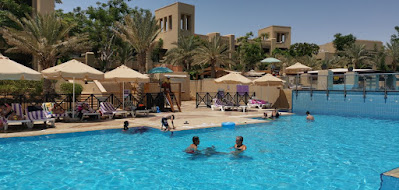 Piscina del Holiday Inn Resort Dead Sea.
