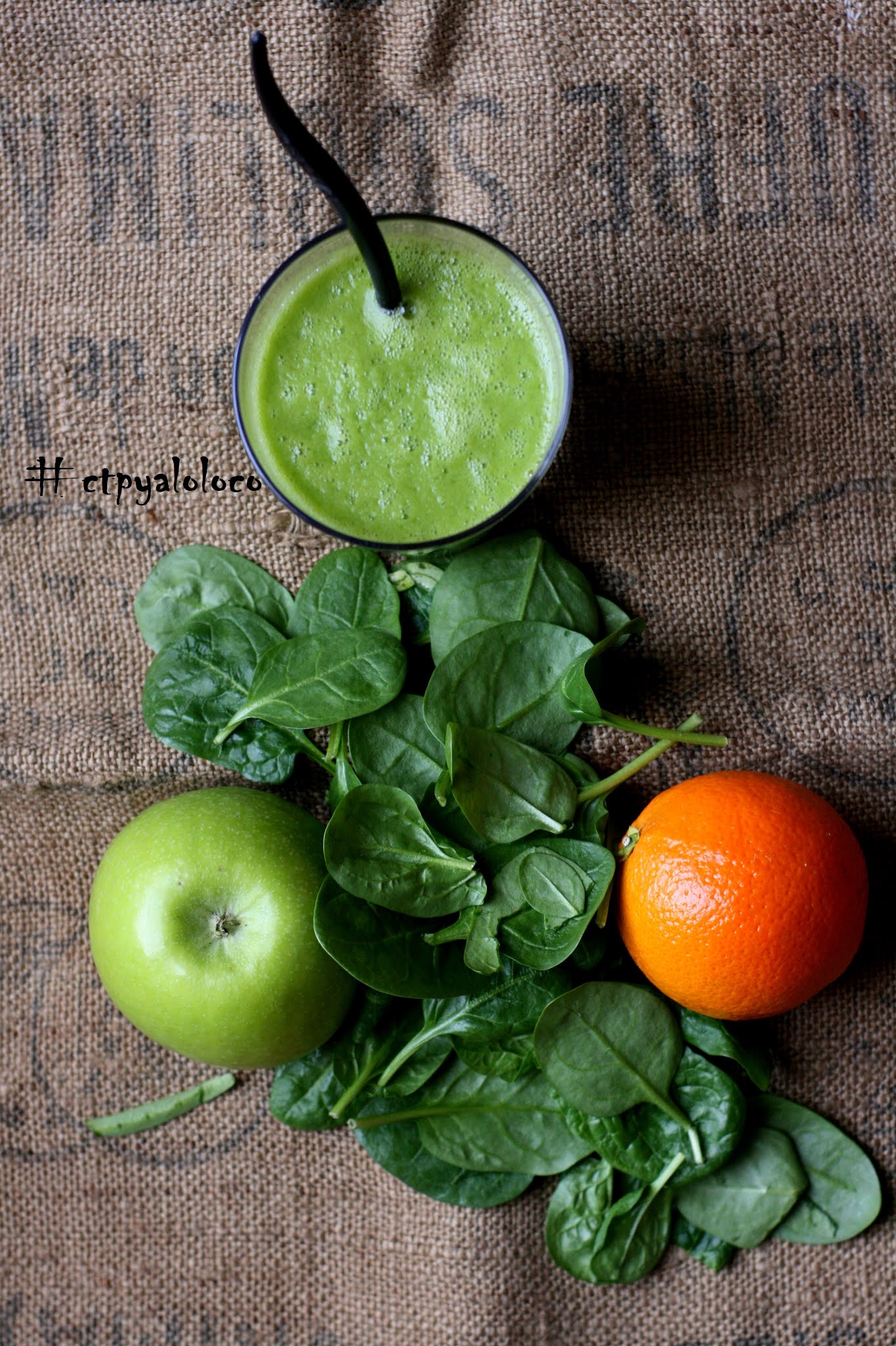 Smoothie de manzana, naranja y espinacas