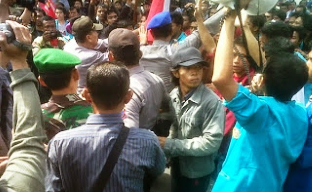 Ratusan Buruh Gerudug Kantor Gubenur Bali