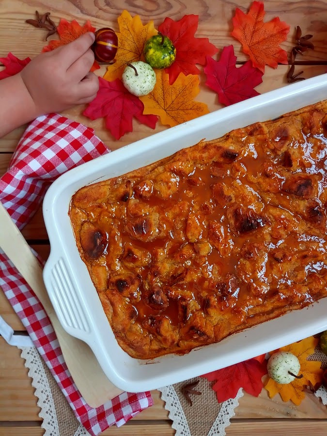 Pumpkin bread pudding. Pudin de pan y calabaza. Receta típica de Acción de Gracias. Receta de aprovechamiento, reciclaje, con horno, especias, calabaza, postre típico americano. Thanksgiving day. Cuca