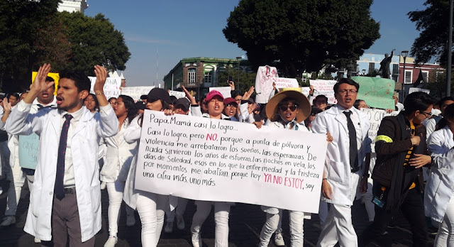 Alumnos de Medicina BUAP salen nuevamente a las calles para exigir justicia y paz