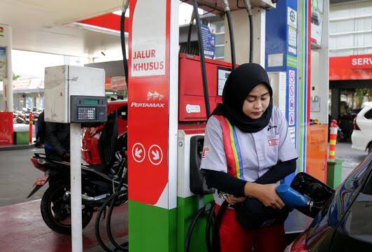 BBM Harusnya Turun Rp1.900/Liter, DPR Desak Pemerintah Turunkan Harga