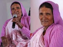 लोक गायिका कबूतरी देवी पहाड़ की विशिष्ट गायन शैली की परम्परा को जीवित रखने वाली गायिका हैं  Kumauni Folk Singer Kabutari Devi had put alive the Traditional Pahari Singing