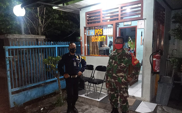 Ajak Security, Babinsa Laksanakan Patroli Obyek Vital di Sekitar PLN   