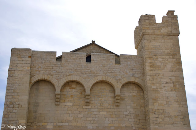 Facciata giallo oro della chiesa cittadina