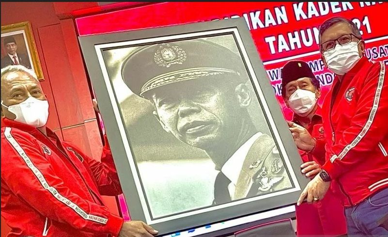 PDIP Pasang Foto Hoegeng, Dandhy Laksono Singgung Soekarno: Marhaenisme dan Trisaktinya Diberakin Omnibus Law